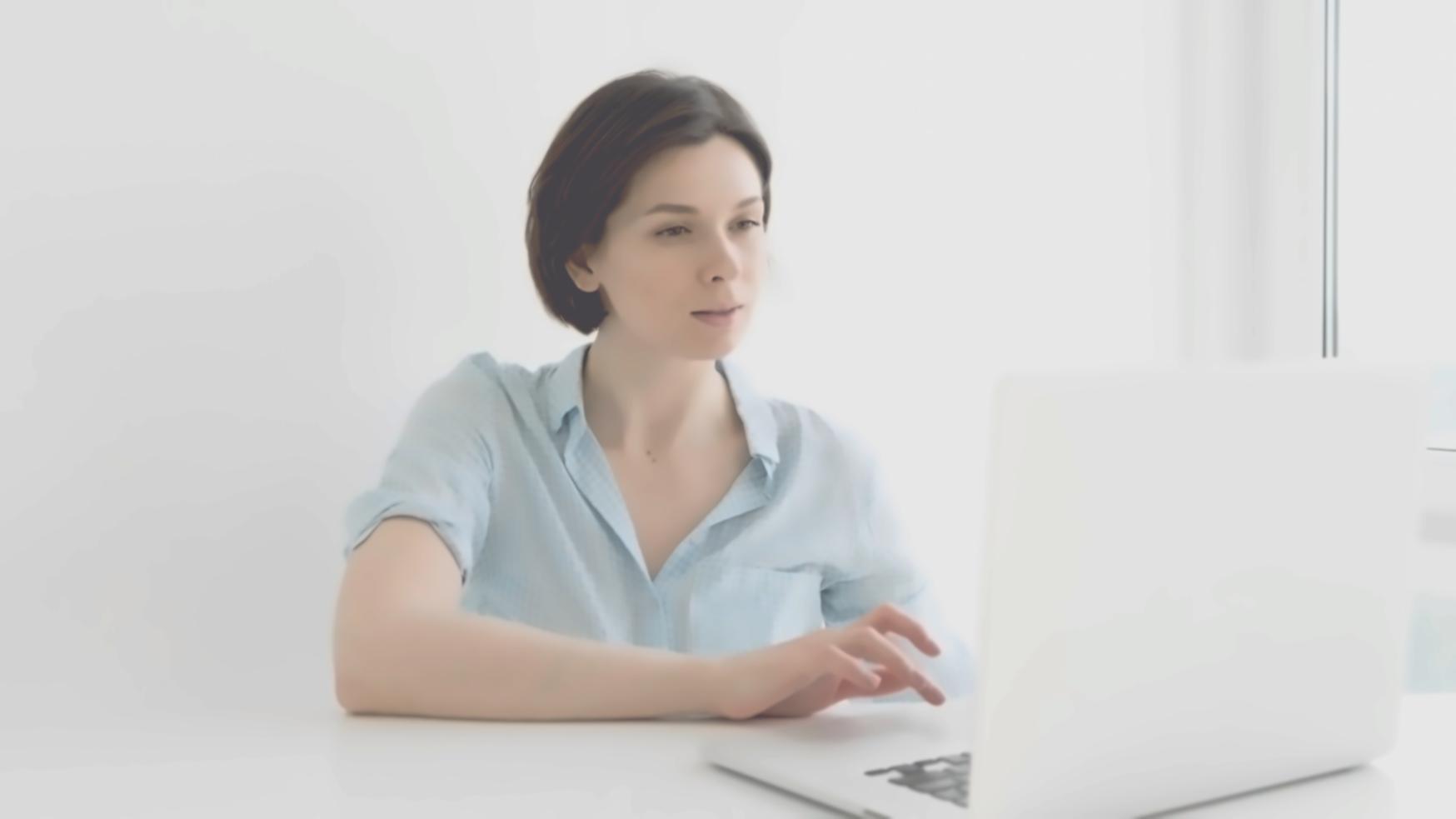 Espacio de trabajo colaborativo con estudiantes analizando datos financieros